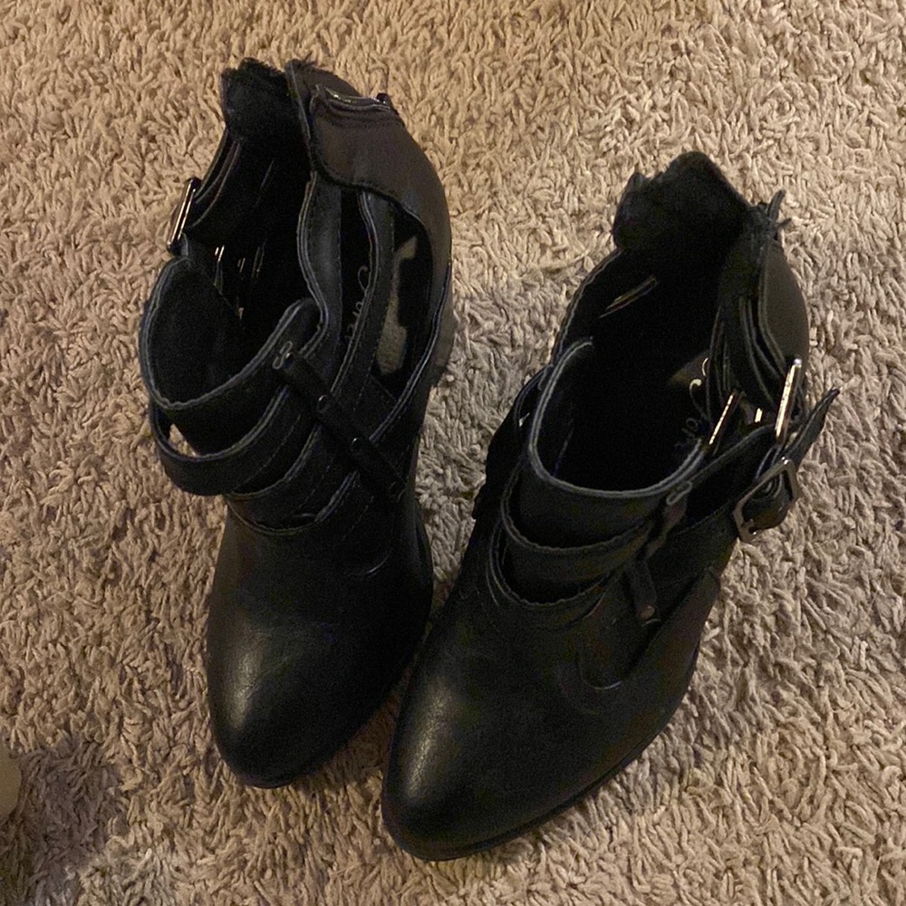 Black heeled boots
